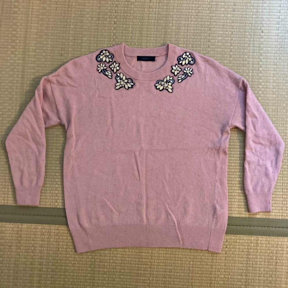 Soft pink wool sweater with ornaments size S